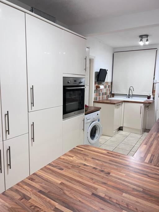 Spacious 3 Bed Flat - Beach Nearby - No Pets Southend-on-Sea Buitenkant foto