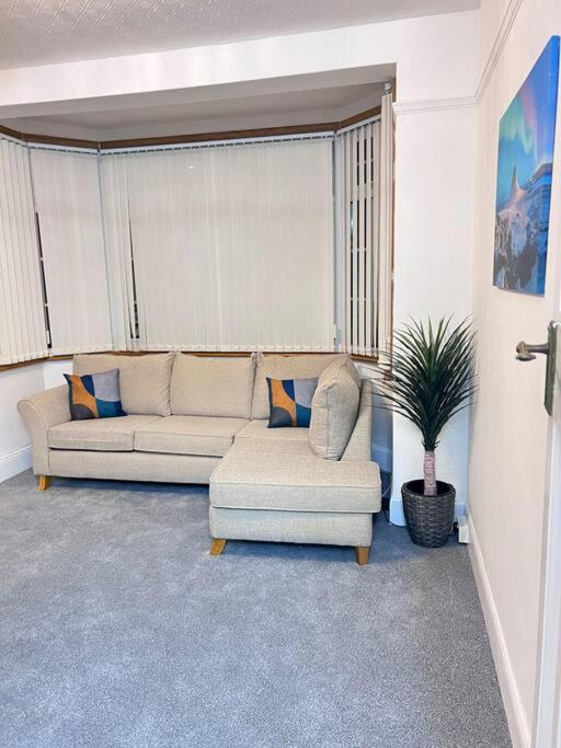 Spacious 3 Bed Flat - Beach Nearby - No Pets Southend-on-Sea Buitenkant foto