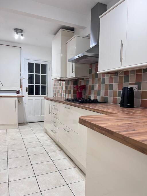 Spacious 3 Bed Flat - Beach Nearby - No Pets Southend-on-Sea Buitenkant foto