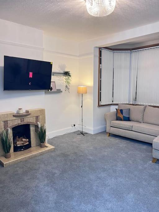 Spacious 3 Bed Flat - Beach Nearby - No Pets Southend-on-Sea Buitenkant foto